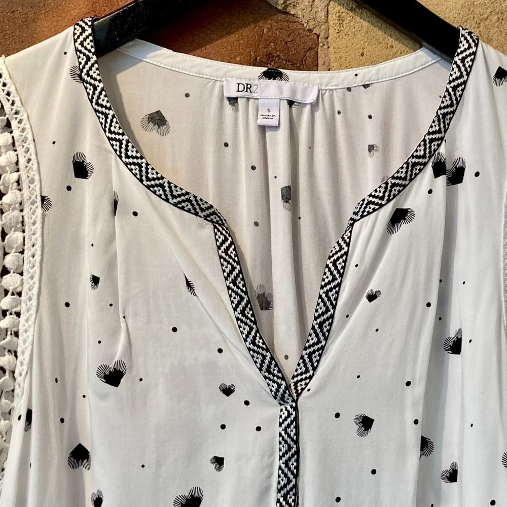 D2R White & Black Heart-Shaped Pattern Top with Lace Detailing. Small.